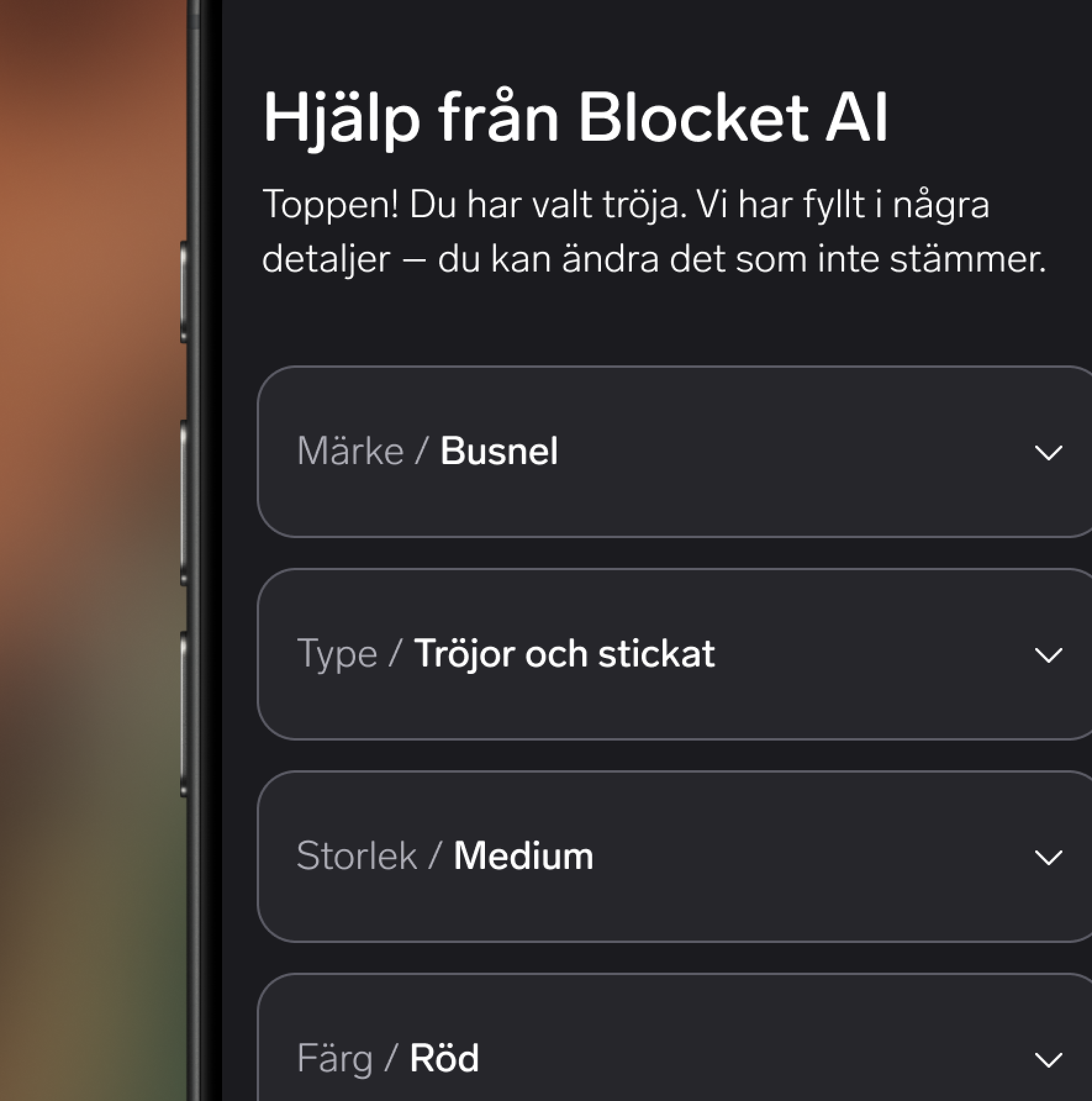 Närbild på en smartphone-skärm som visar gränssnittet för Blockets AI-assistent som fyller i produktdetaljer automatiskt, som märke, typ och storlek, med en text som förklarar att användaren kan ändra eventuell felaktig information.
