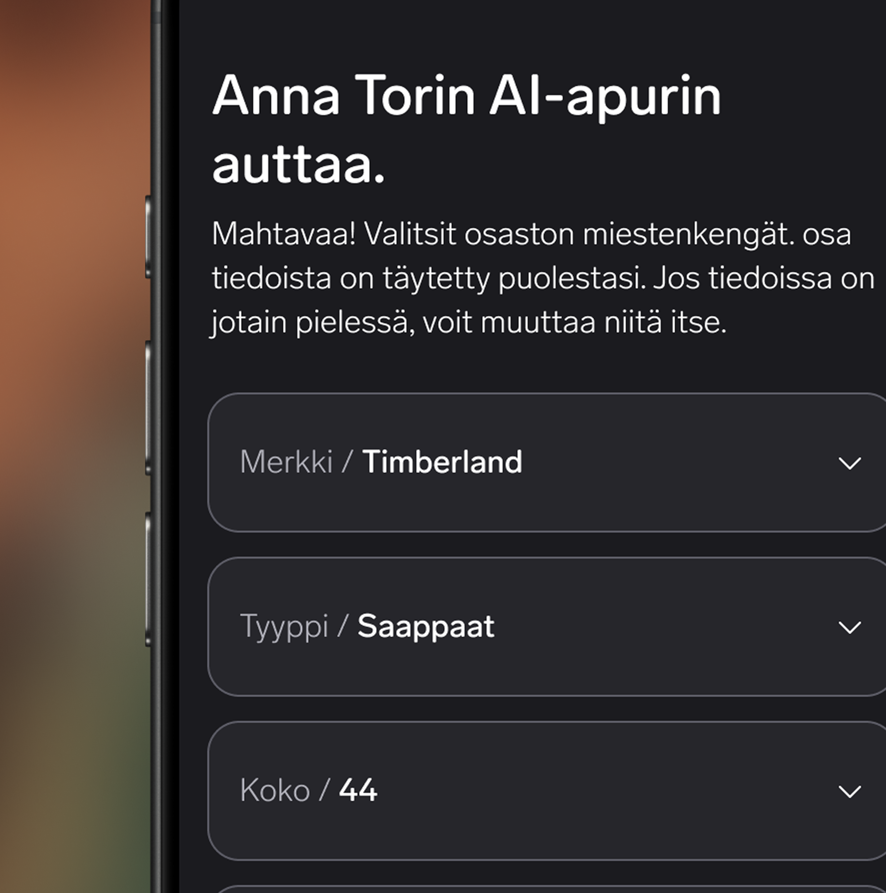 Lähikuva älypuhelimesta, jonka näytöllä näkyy Torin AI-apurin käyttöliittymä, joka täyttää automaattisesti tuotetiedot, kuten merkin, tyypin ja koon, sekä ohjeteksti siitä, että käyttäjä voi korjata virheelliset tiedot itse.